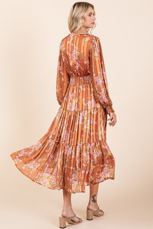 Robe longue d'été smockée à rayures lurex en satin imprimé floral – Robe longue élégante, Robe en satin lurex, Robe florale, Robe à taille smockée, Robe longue romantique, Robe de cérémonie
