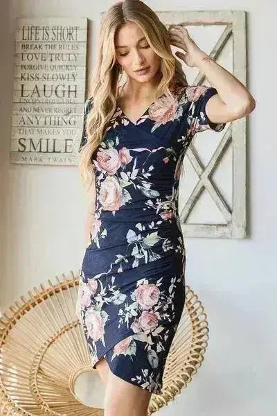 Robe courte fleurie froncée – Style d'été grande taille éclatant