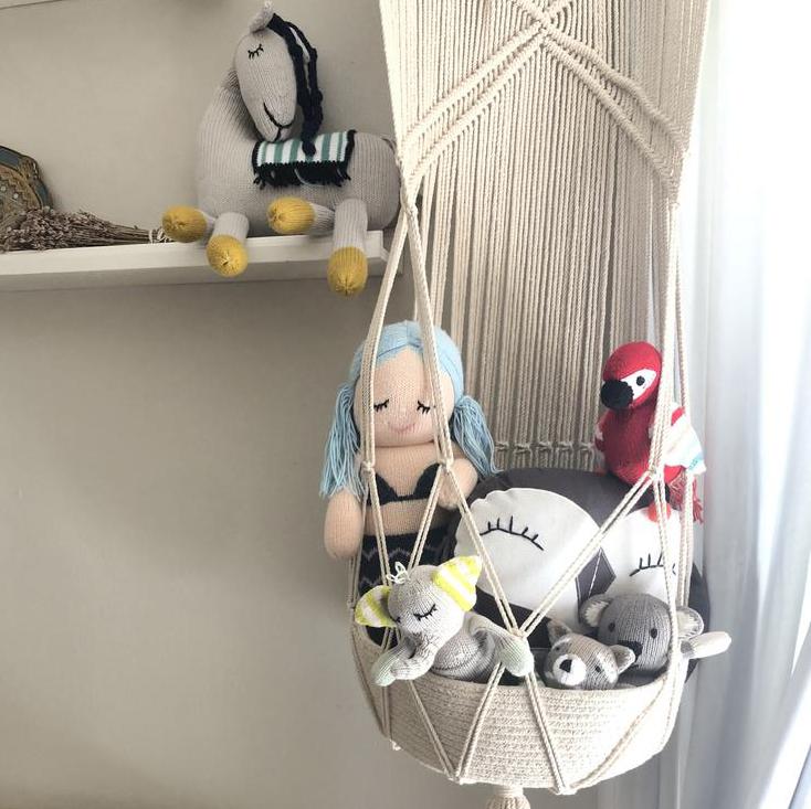 Panier suspendu en macramé pour jouets