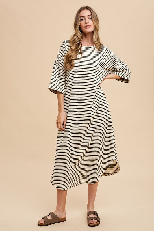 Robe longue mi-mollet rayée à col rond, douce et élégante, de conception classique
