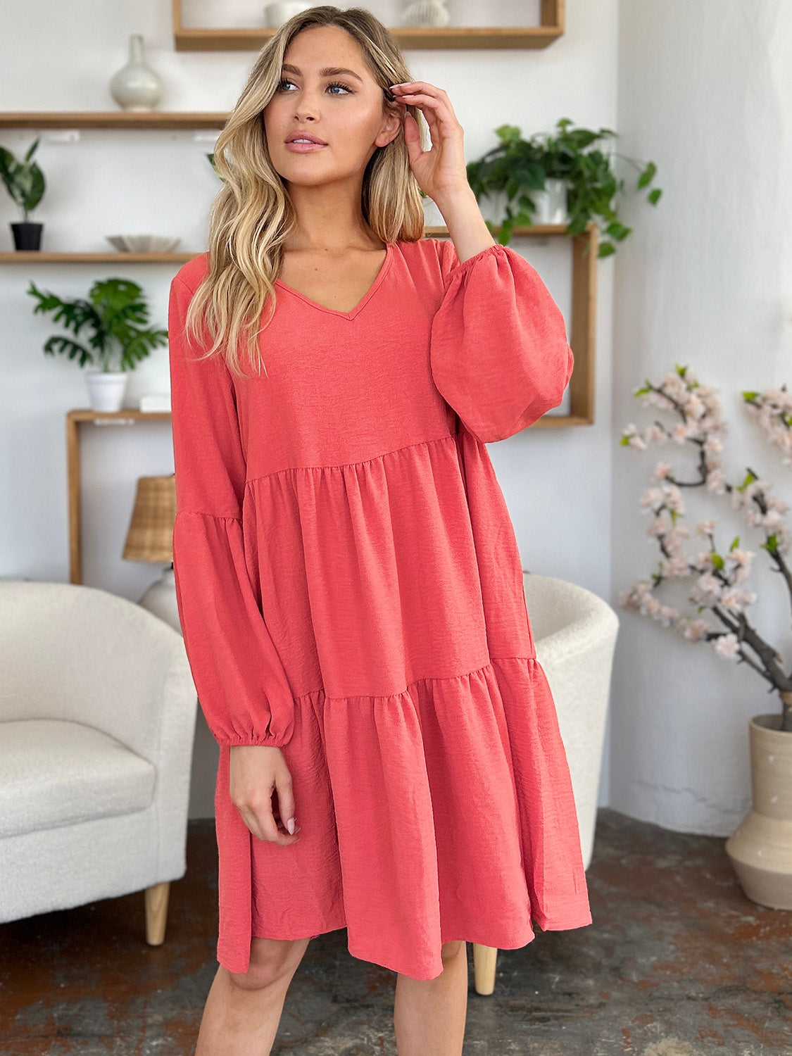 Robe décontractée élégante et confortable avec poches, encolure en V, manches, double épaisseur, superposition et superposition vert clair.