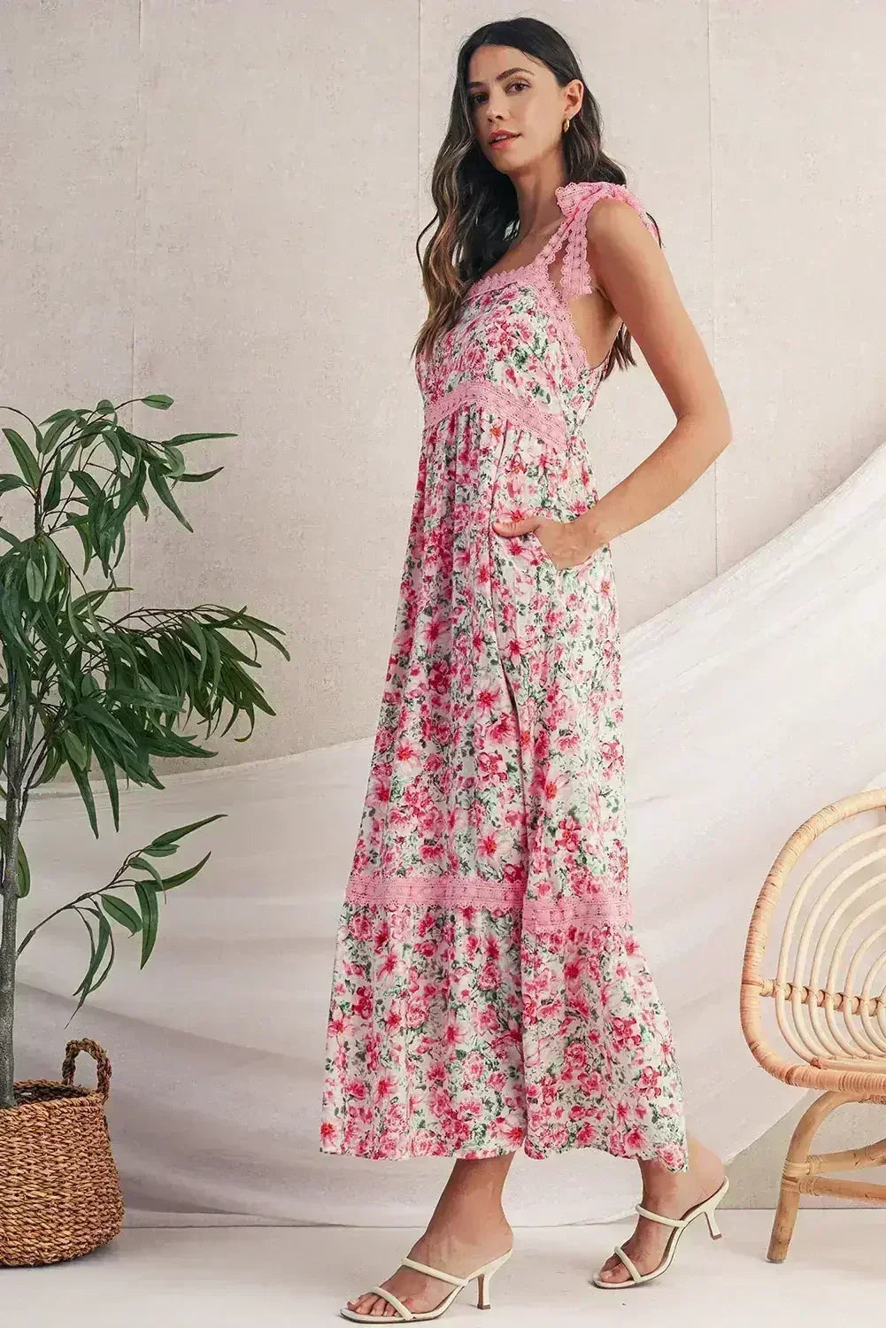 Robe longue vert floral en dentelle à fines bretelles et taille empire