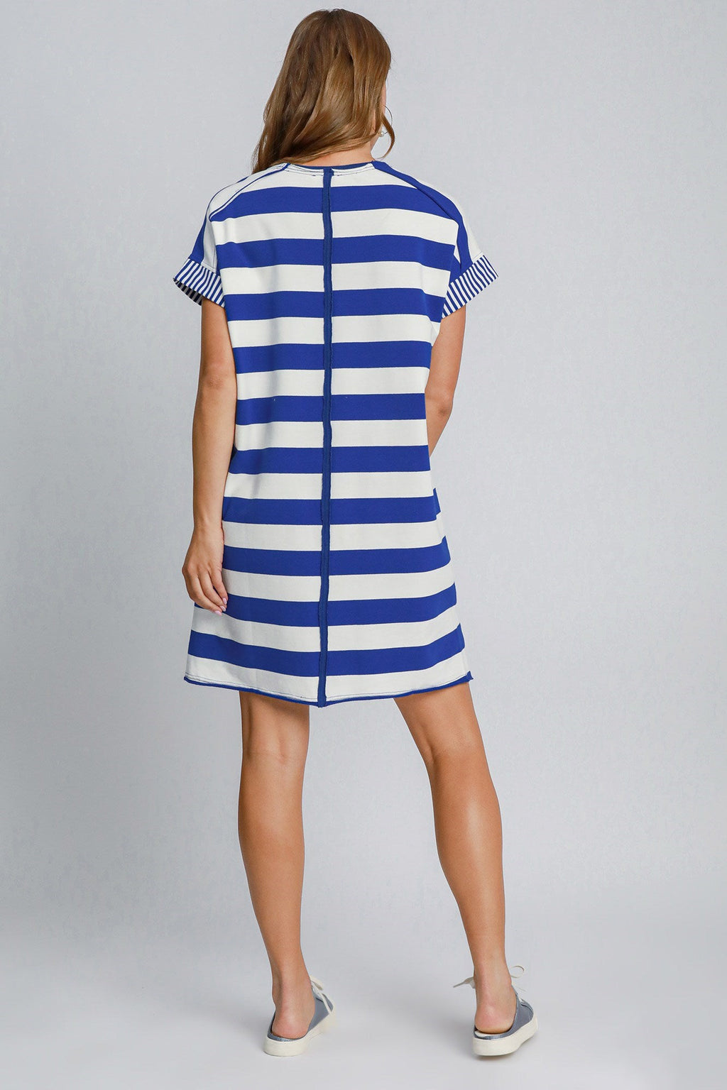 Robe courte rayée à manches courtes et application « Peace » – Détail amusant en forme de signe « Peace », motif rayé, conception asymétrique pour un look tendance et polyvalent