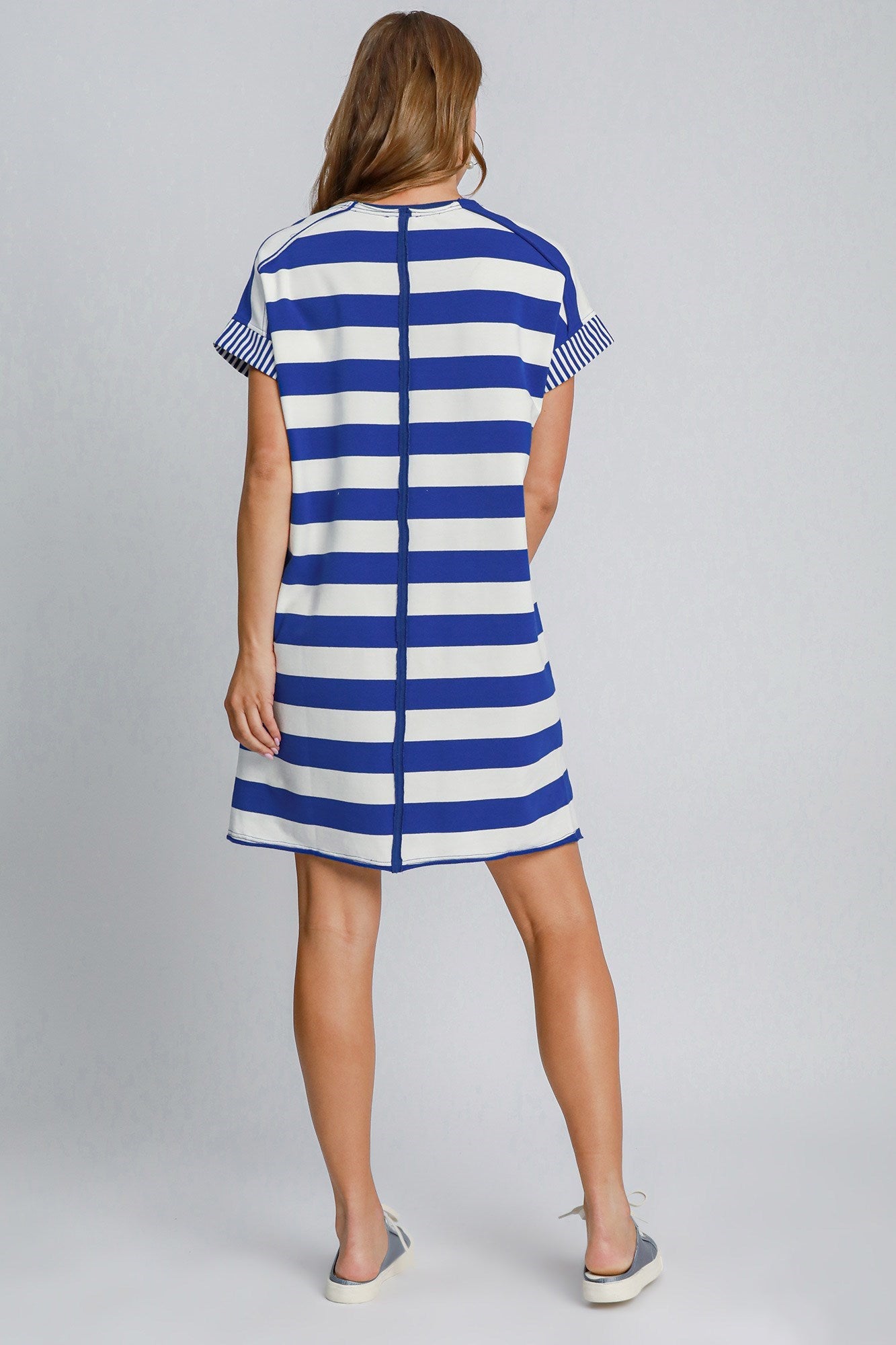 Robe courte rayée à manches courtes et application « Peace » – Détail amusant en forme de signe « Peace », motif rayé, conception asymétrique pour un look tendance et polyvalent