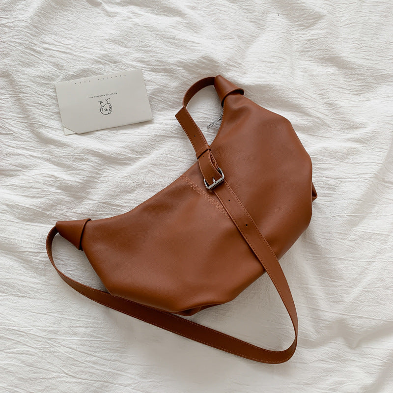 Nouveau sac à bandoulière en cuir PU pour femmes, sac à main de créateur avec large ceinture et chaîne pour femmes, grand sac pour femmes, nouvelle mode printemps, loisirs coréens, sac pour femmes demi-rond, sac simple grande capacité, une épaule oblique