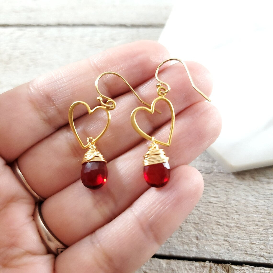 Boucles d'oreilles pendantes Sweetheart Grenat - Cœur rouge et or Délicates boucles d'oreilles en or 14 carats rempli