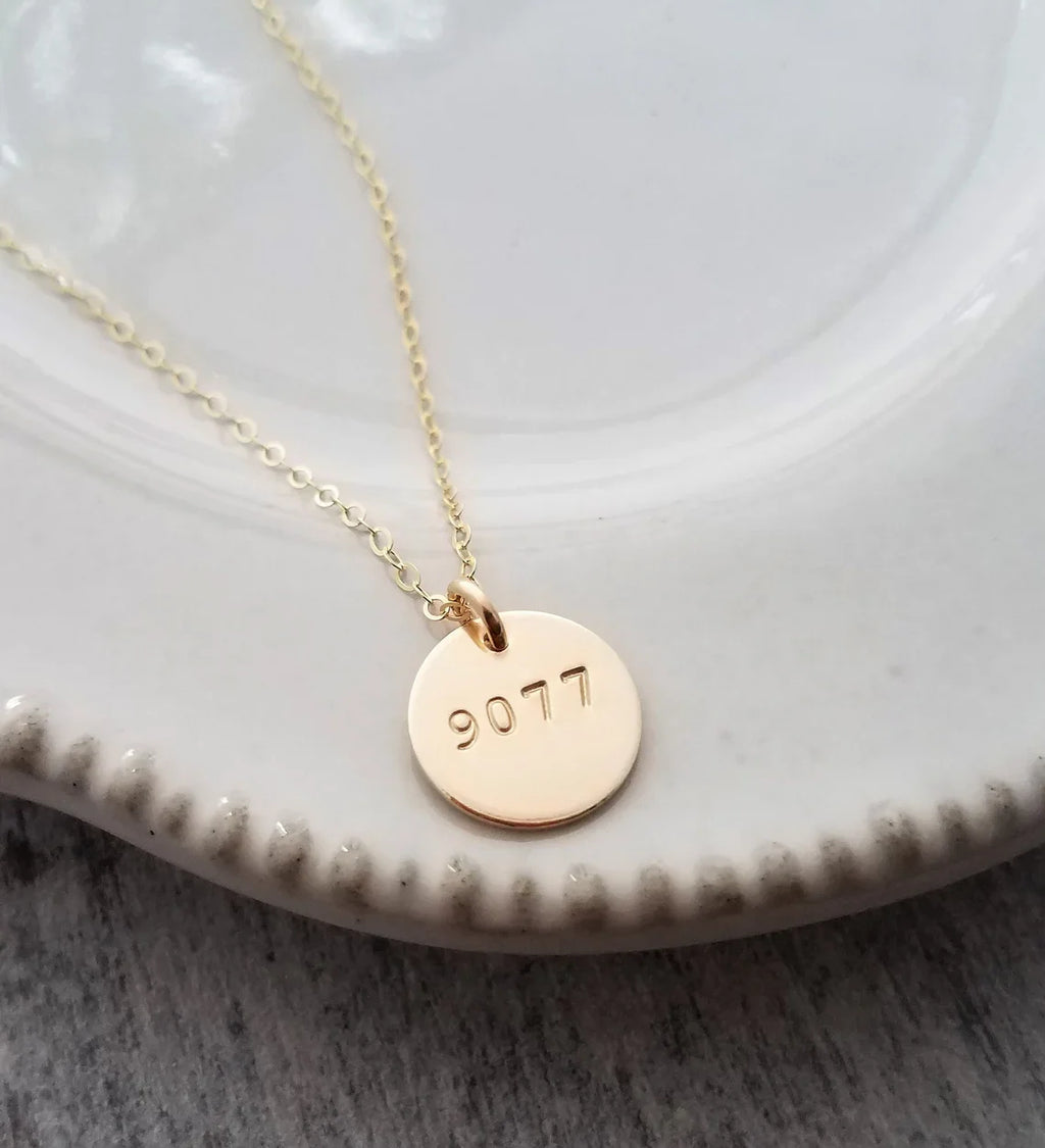 Collier d'épouse de policier – Numéro d'insigne estampillé à la main sur disque de 1,27 cm, or ou argent, chaîne de 45,72 cm