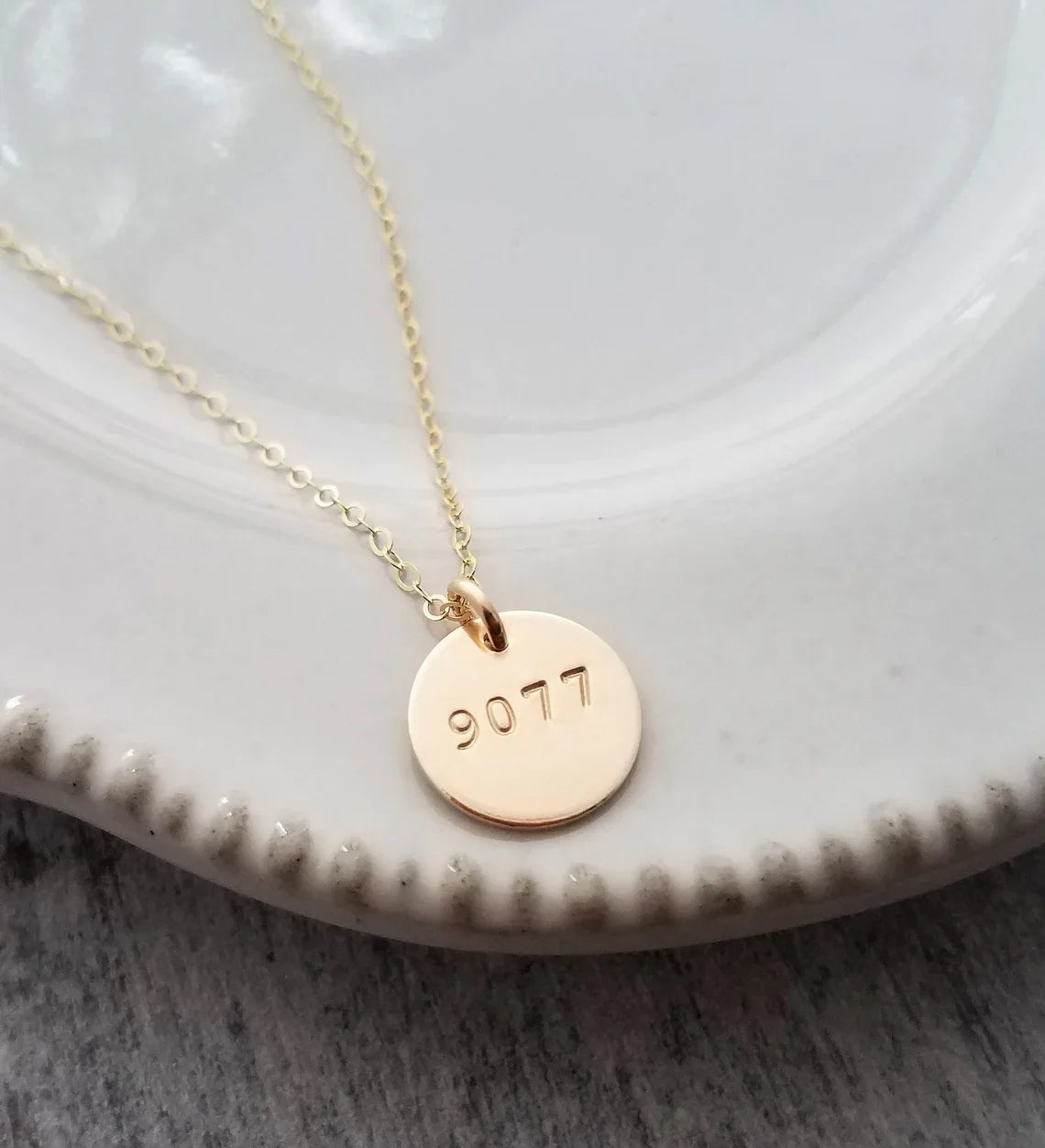 Collier d'épouse de policier – Numéro d'insigne estampillé à la main sur disque de 1,27 cm, or ou argent, chaîne de 45,72 cm