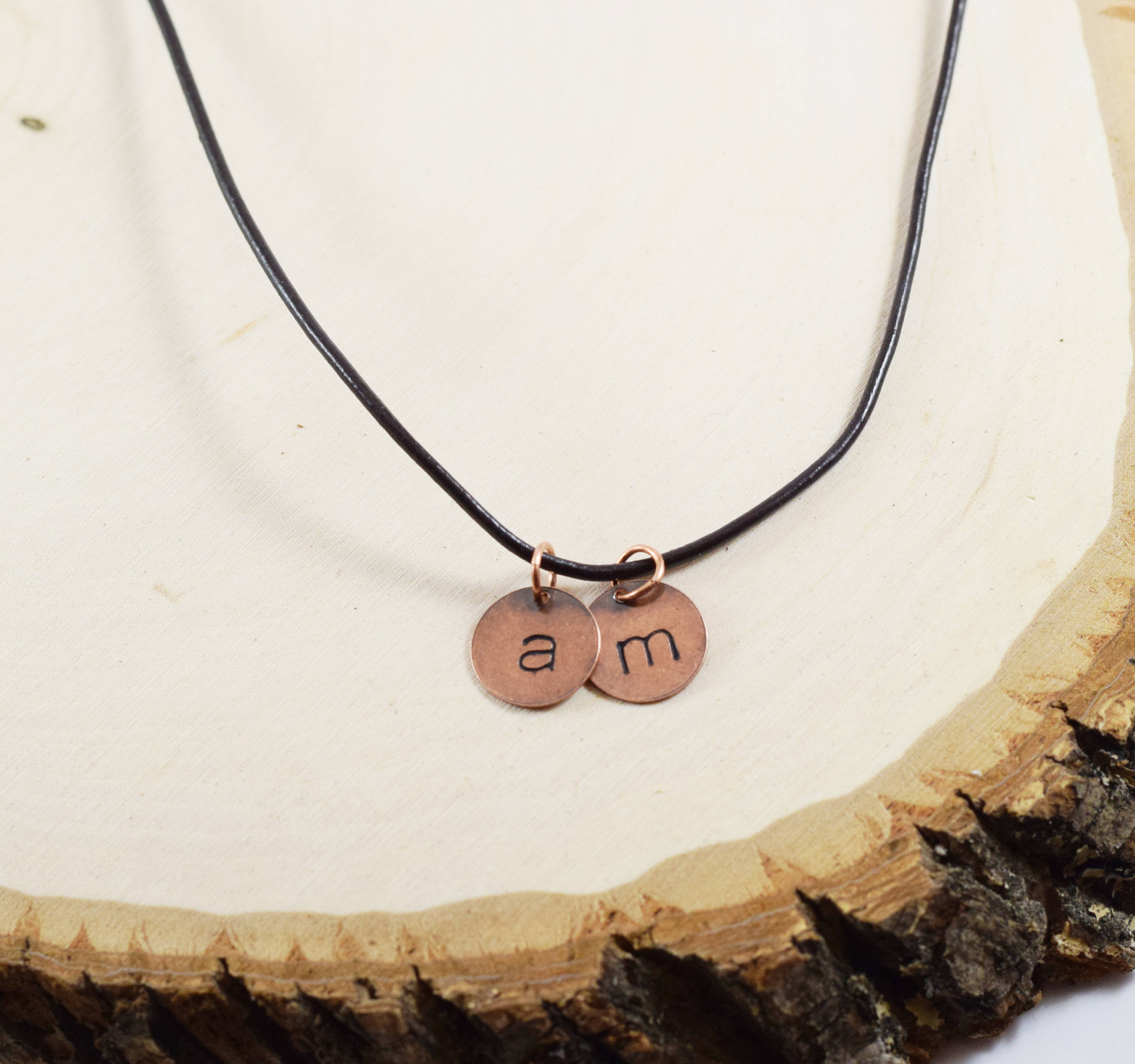 Collier Initial Personnalisé en Cuivre pour Homme – Collier Cordon en Cuir Estampillé à la Main – Bijou Initial Personnalisé Cadeau pour Lui