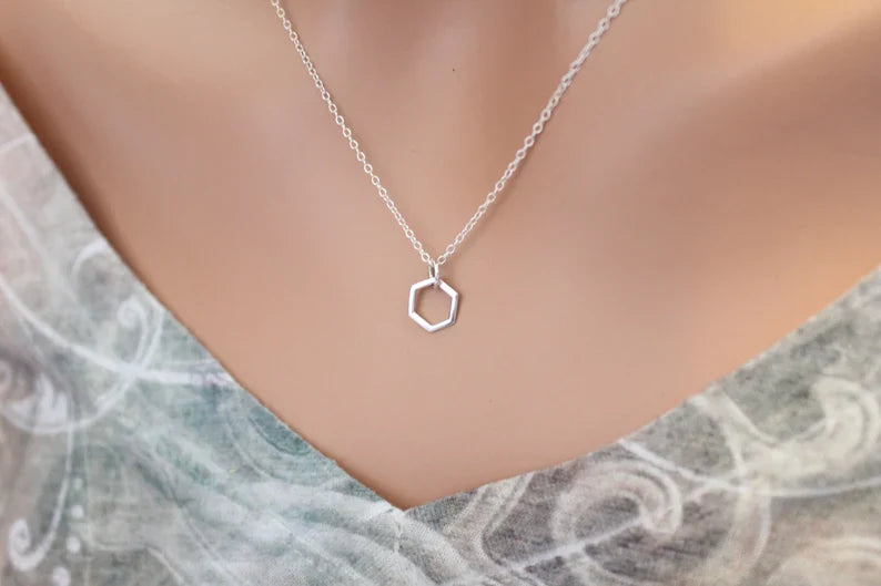 Collier petit hexagone – Pendentif nid d'abeille en argent sterling sur chaîne de 45,7 cm