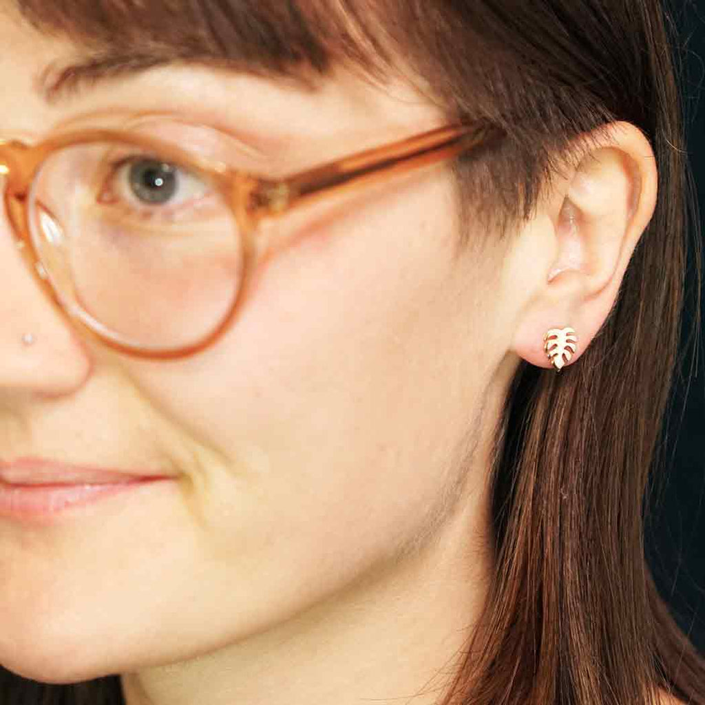 Puces d'oreilles feuille de Monstera dorée – Motif végétal tropical avec tiges en argent sterling
