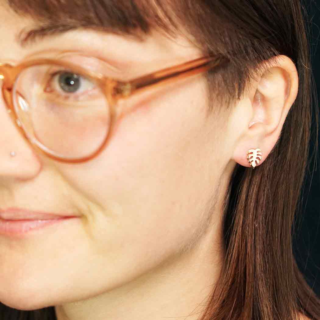 Puces d'oreilles feuille de Monstera dorée – Motif végétal tropical avec tiges en argent sterling