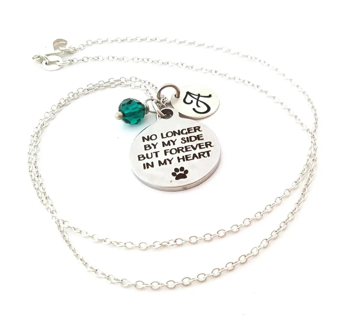 Collier commémoratif pour animaux de compagnie – « Plus à mes côtés, mais pour toujours dans mon cœur » – Argent sterling avec pierre de naissance et initiale