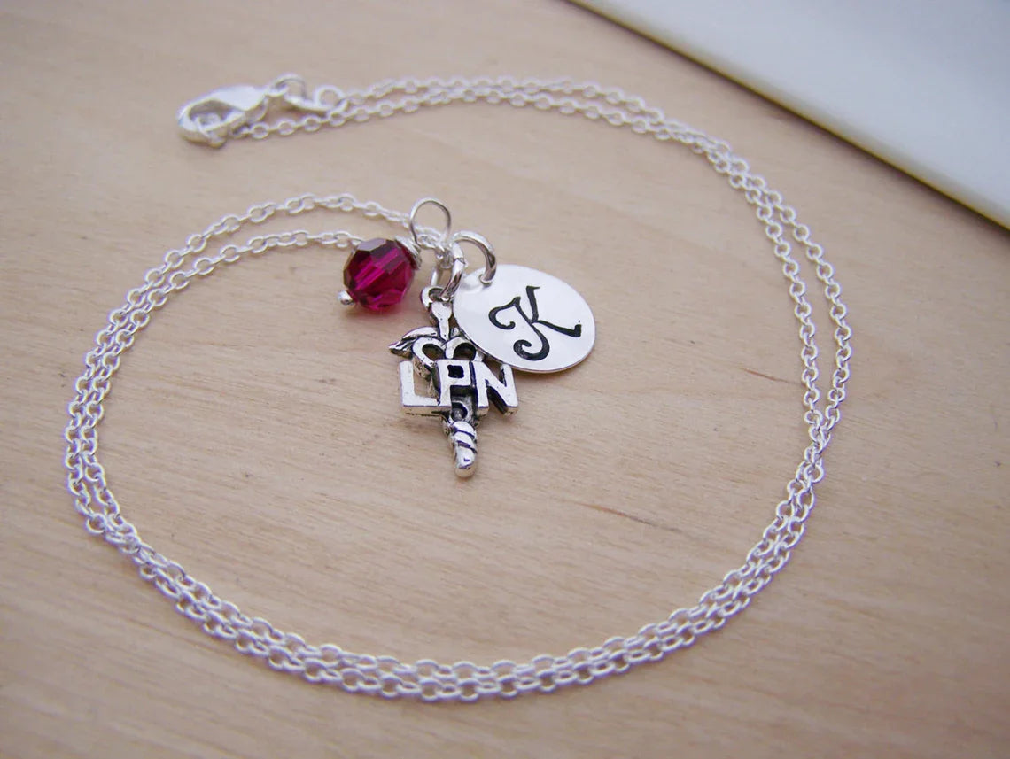 Collier d'infirmière LPN – Argent sterling avec pierre de naissance et breloque initiale