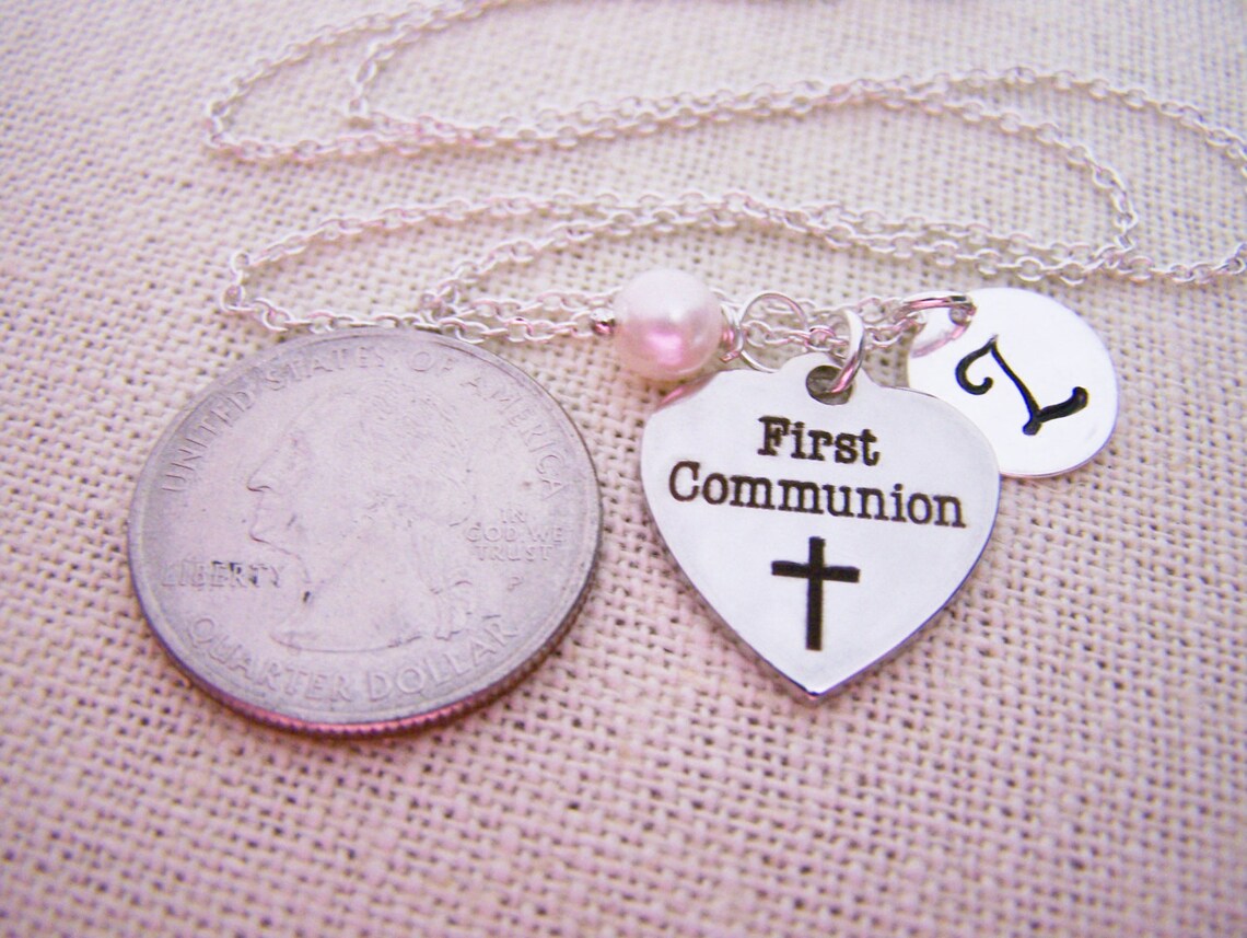 Collier de première communion – Argent sterling avec perle, initiale et breloque cœur en acier inoxydable