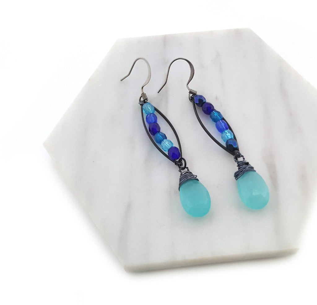 Boucles d'oreilles pendantes en calcédoine bleue et verre de Bohême – Argent sterling oxydé