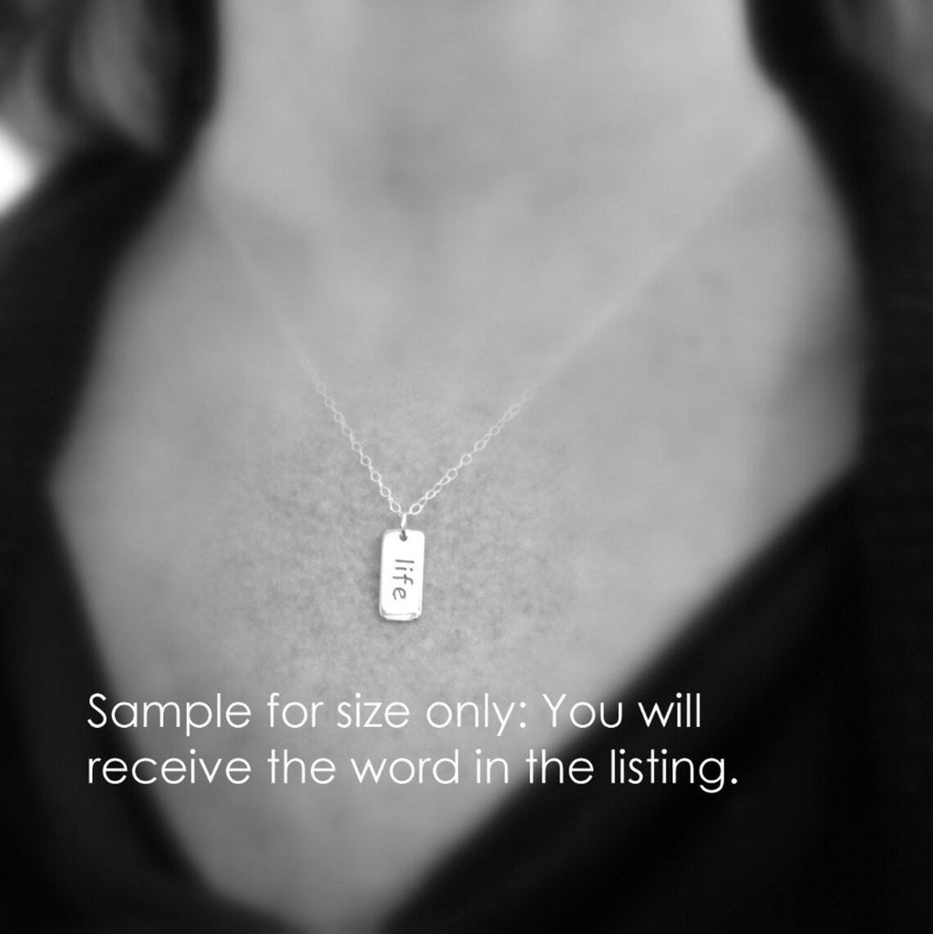 Collier Force – Petit Charm Mot en Argent Sterling sur Chaîne de 40 cm