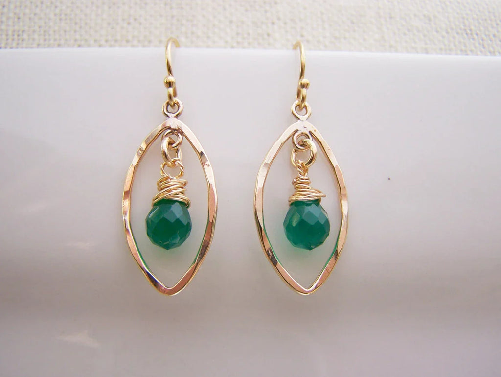 Vu dans Jane the Virgin – Boucles d'oreilles en onyx vert et or 14 carats