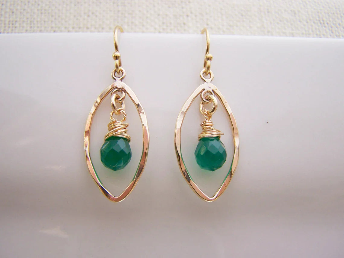 Vu dans Jane the Virgin – Boucles d'oreilles en onyx vert et or 14 carats