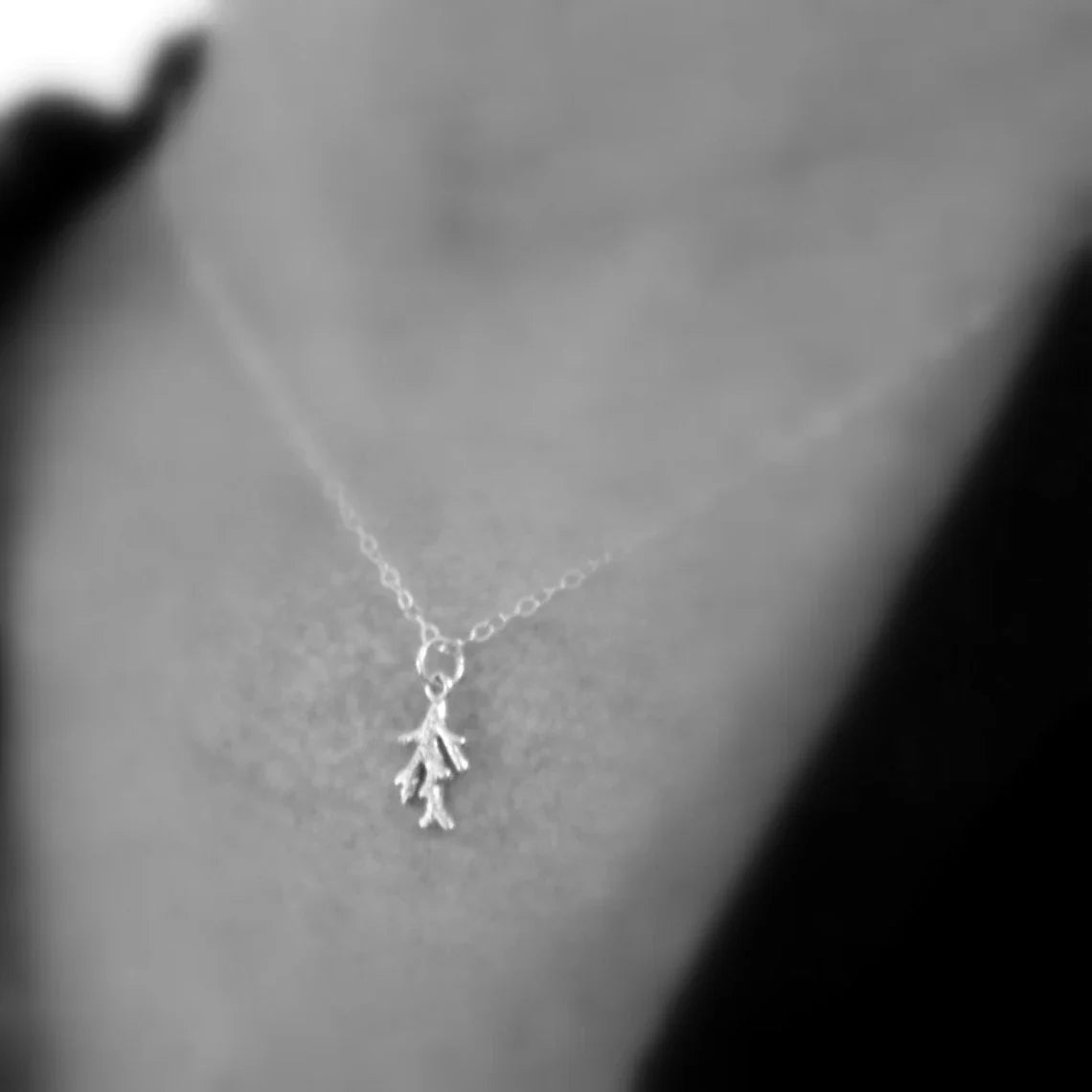 Collier mini branche de corail – Breloque en argent sterling sur chaîne de 40 cm