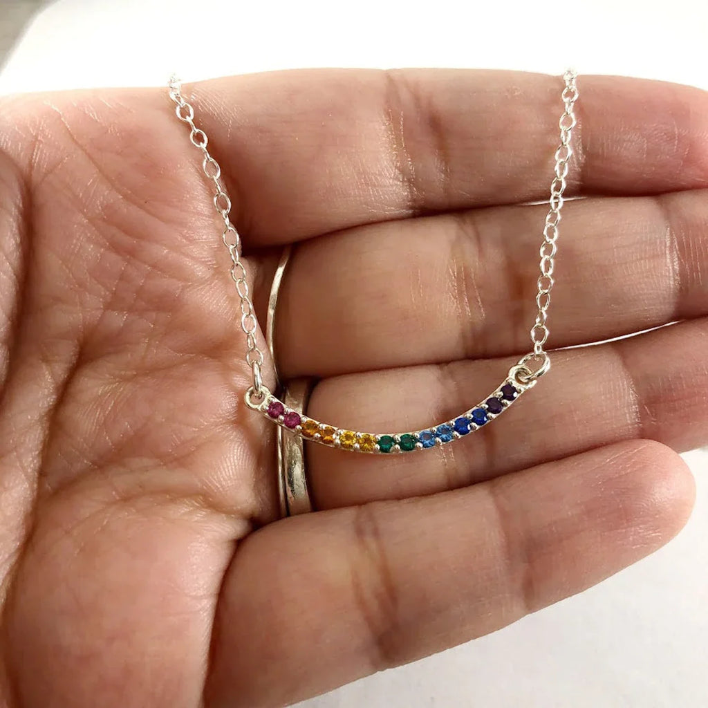 Collier barre incurvée Rainbow Nano Gem – Bijoux Pride en argent sterling, 45 cm