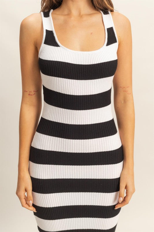 Robe en tricot à rayures, col rond et larges bretelles pour femme – Une robe en tricot décontractée, élégante et confortable avec des rayures classiques