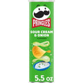 Pringles Croustilles, Collations pour le déjeuner, Collations sur le pouce, Crème aigre et oignon, Boîte de 155g (1 boîte)