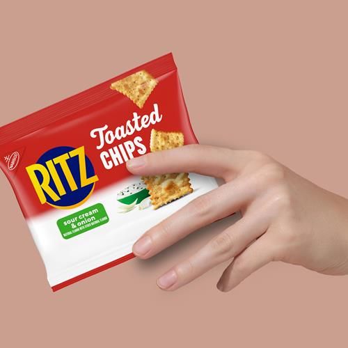 Craquelins Ritz Toasted Chips saveur crème sure et oignon, collations pour le déjeuner, 10 paquets de 28 g