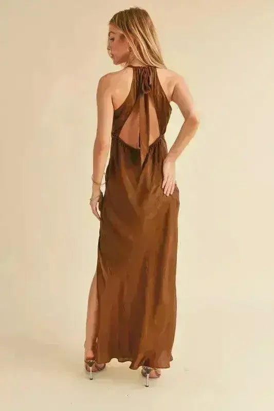 Robe longue à fines bretelles Aemi + Co avec fente latérale froncée et découpe au dos