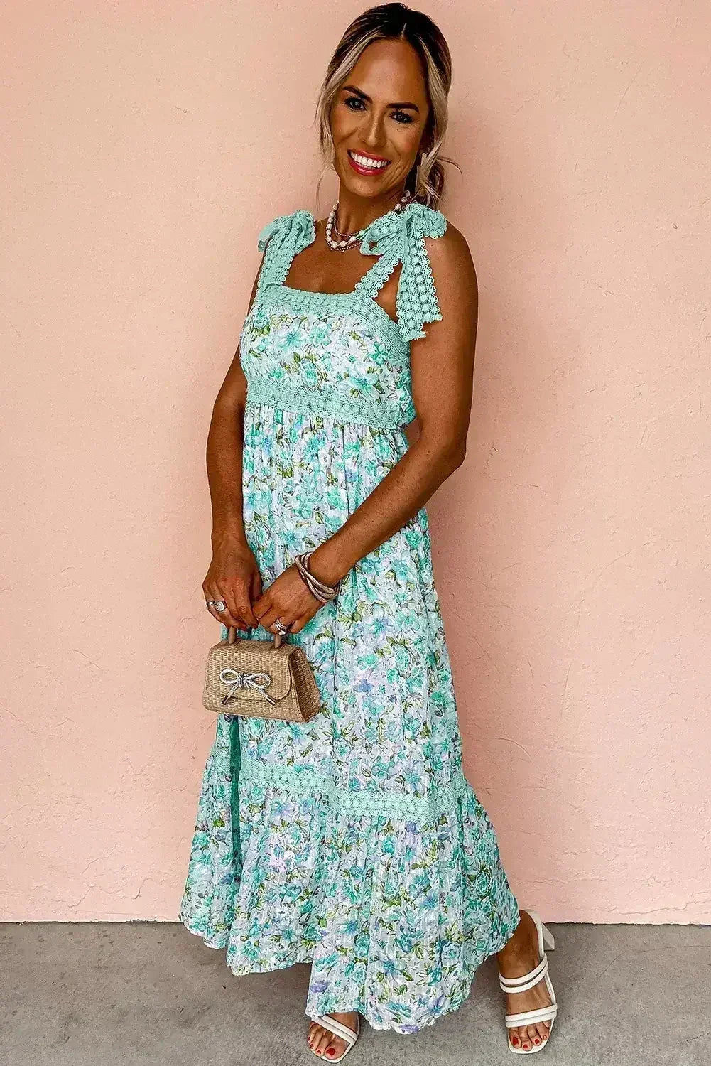 Robe longue vert floral en dentelle à fines bretelles et taille empire