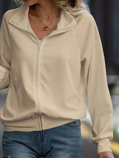 Veste décontractée blanche zippée à col, manches raglan, confortable et polyvalente pour femme.