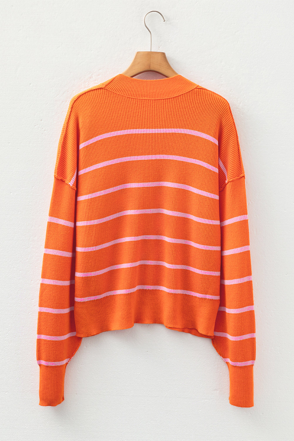 Pull en maille côtelée à rayures orange avec col montant, épaules tombantes et coupe carrée