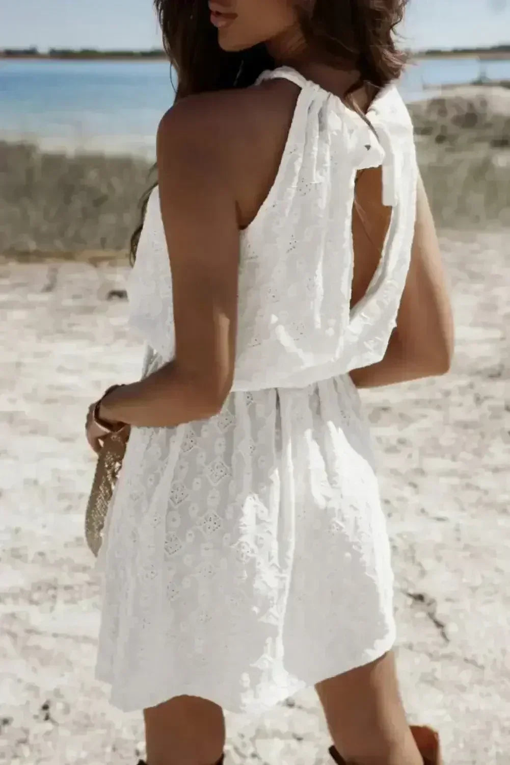 Robe courte blanche sans manches en dentelle avec nœud ajouré au dos et taille nouée