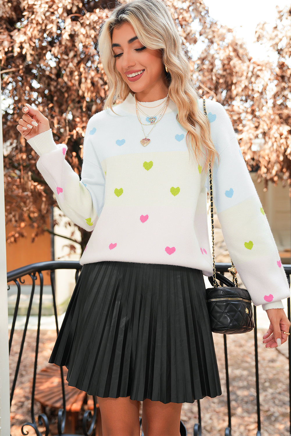 Pull à col montant color block et motif cœurs multicolores