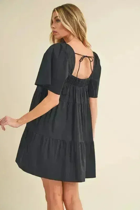 Robe étagée à encolure carrée et manches courtes Aemi + Co