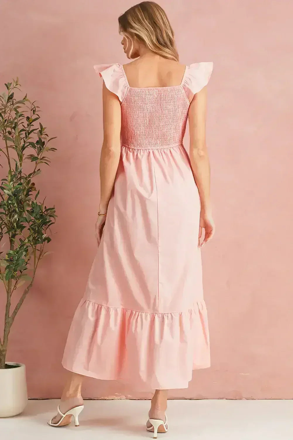 Robe longue noire à volants, col en V, taille haute et buste smocké