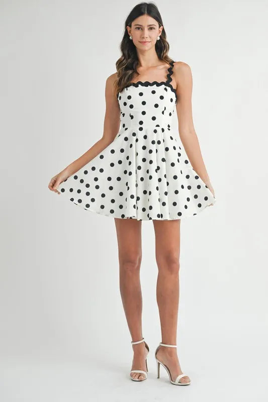 Mini-robe à pois avec bretelles festonnées – Motif à pois amusant, Volantée, Bretelles uniques à bord festonné, Mini-robe amusante et élégante, Robe d'été polyvalente
