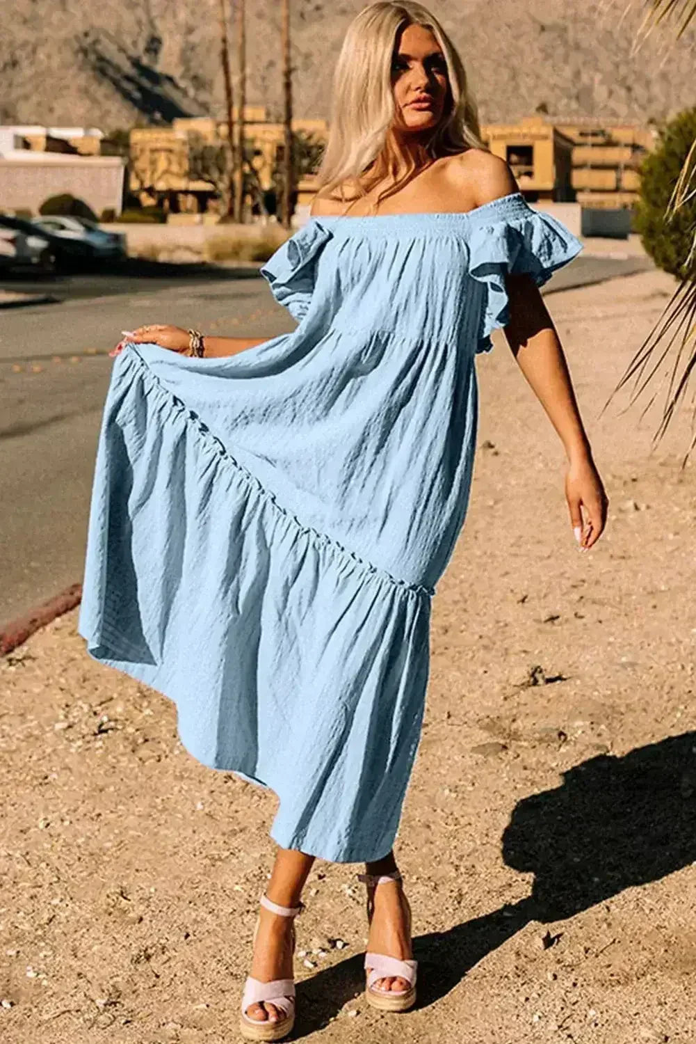 Robe longue texturée étagée à col carré et manches courtes volantées violette