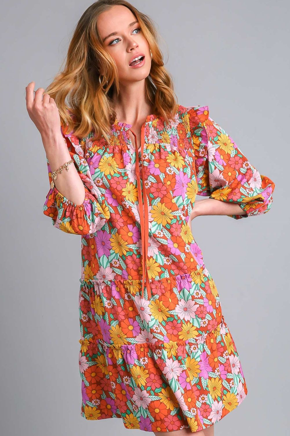Robe longue étagée à imprimé floral et volants avec nœud au col pour femme – Robe longue étagée fluide et fleurie avec élégant nœud au col et détails à volants