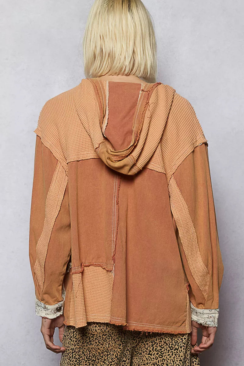 Veste à capuche boutonnée POL avec motif d'étoiles
