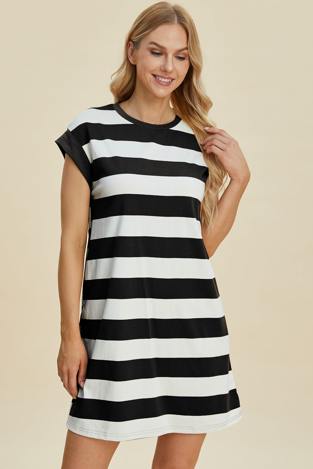 Robe mini rayée à col rond et manches courtes pour femme – Robe mini rayée, Robe à col rond taille standard, Robe à manches courtes confortable, Robe rayée chic, Robe mini flatteuse, Robe décontractée de tous les jours, Robe rayée polyvalente