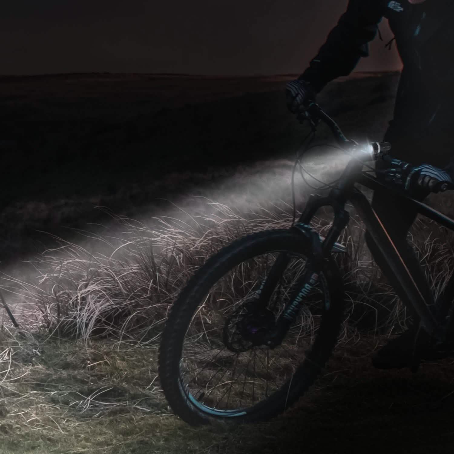 Lot de 4 : Ensemble d'éclairage avant et arrière universel pour vélo