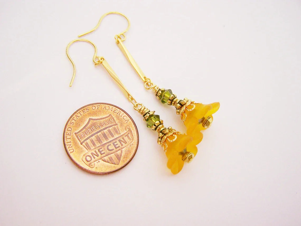 Boucles d'oreilles pendantes perlées en verre Fleur d'oranger - Boucles d'oreilles dorées - Boucles d'oreilles fleurs