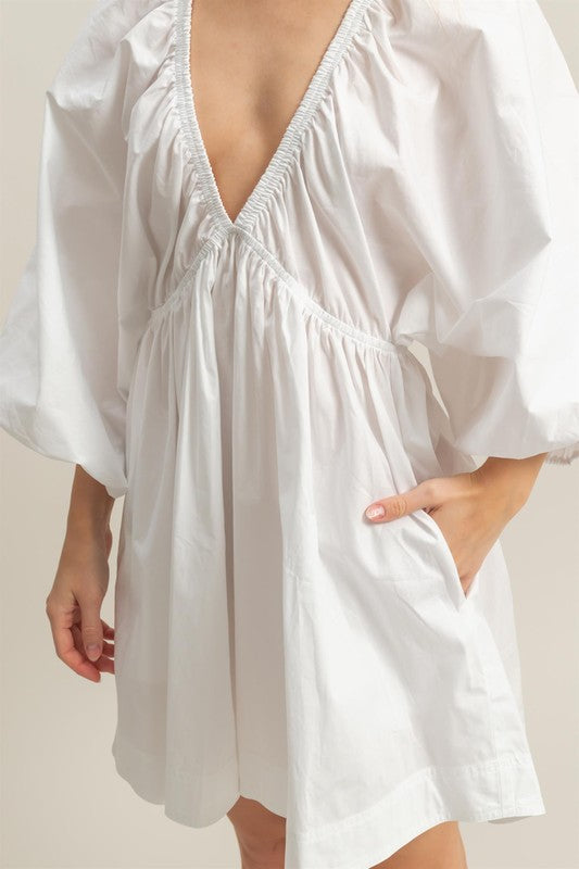 Nouvelle Mini Robe en Popeline Plongeante à Manches Ballon avec Poches Pour l'Été Audacieuse, Élégante, Sexy, Tendance et Pratique avec des Manches Ballon Spectaculaires et un Décolleté Plongeant pour un Look à la Pointe de la Mode