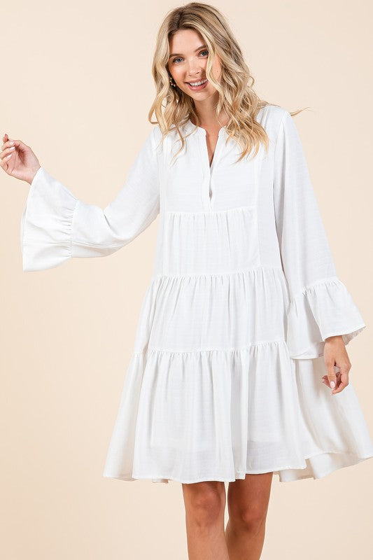 Robe étagée à manches évasées et encolure en V – Robe ludique et élégante avec manches évasées et encolure crantée