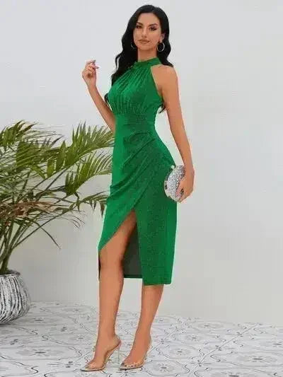 Robe sans manches à col montant, froncée et fendue