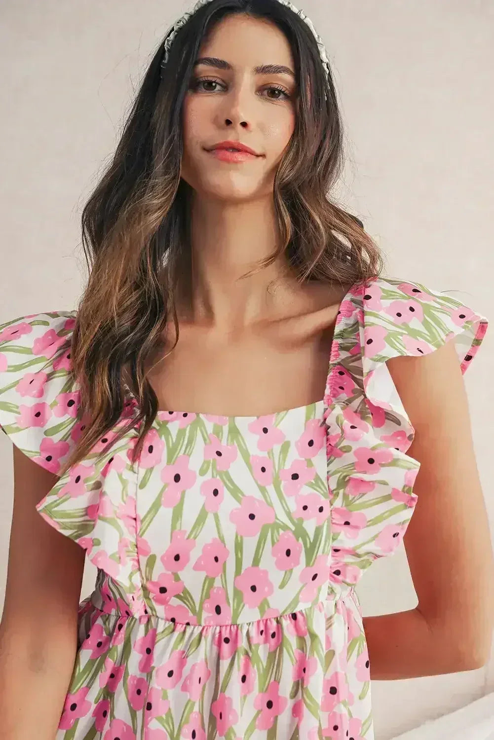 Robe longue à imprimé floral rose, col carré et bretelles à volants