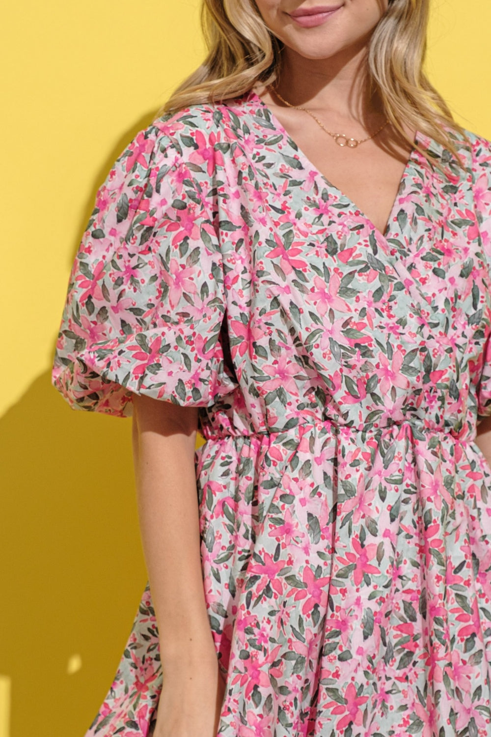 Robe fleurie cache-cœur à manches bouffantes – Robe fleurie féminine, Robe à décolleté cache-cœur, Robe à manches bouffantes, Robe fleurie élégante, Robe de soirée romantique, Robe fleurie charmante, Robe polyvalente pour toutes les occasions