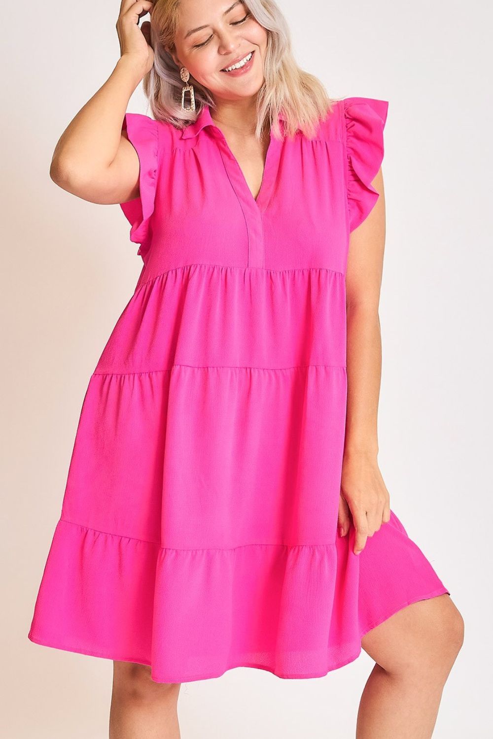 Robe rose grande taille à volants avec manches courtes et élégante, de conception classique et intemporelle