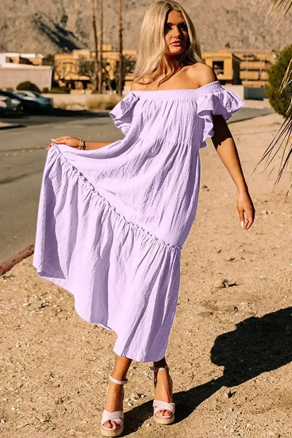 Robe longue texturée étagée à col carré et manches courtes volantées violette